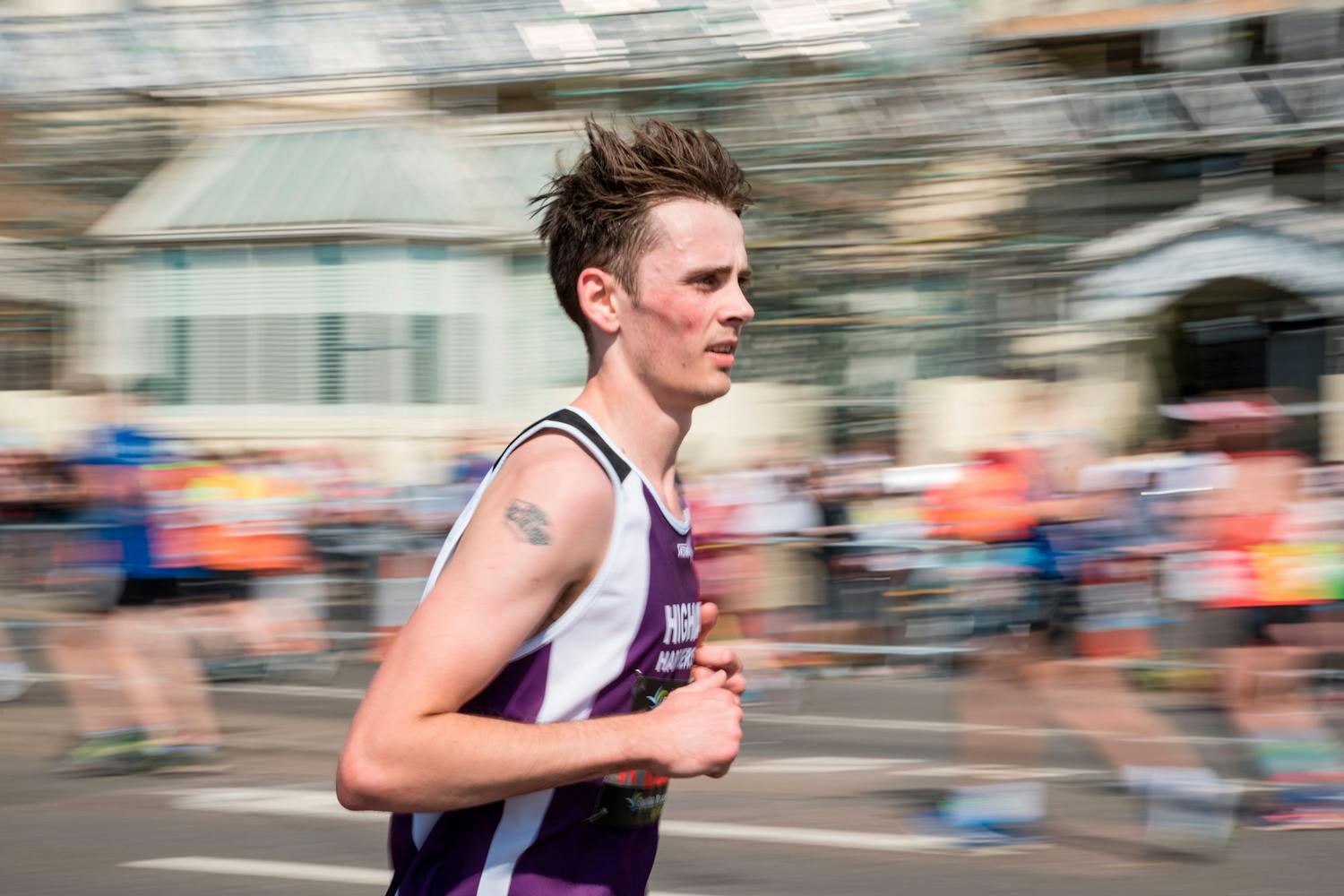 Panoreringsbild av löpare. Löpare fotograferad med panorering.